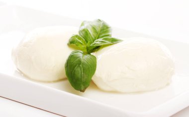 Beyaz fesleğenli Mozzarella peyniri.