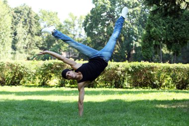 genç yakışıklı bir adamla parkta breakdance yaparken