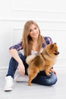 Şirin, çekici ve tüylü köpeği olan bir kız.