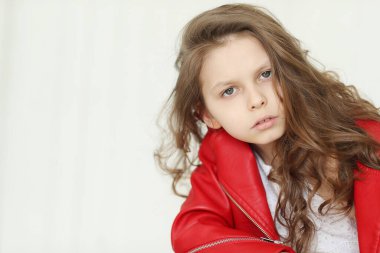 Kırmızı ceketli küçük çocuk.