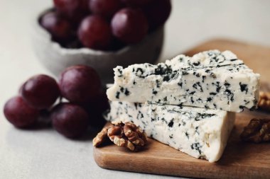 Yiyecekler. Peynir masada.