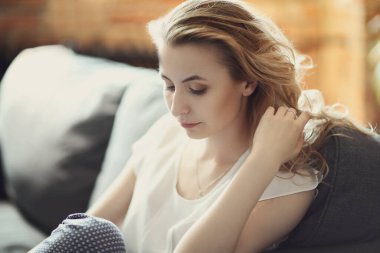 Yaşam tarzı. Evdeki güzel kadın.