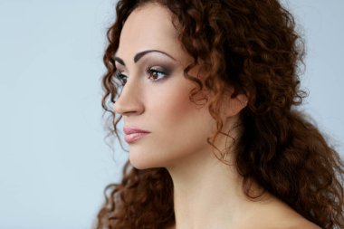 Güzel yüzlü, çekici bir kadın.