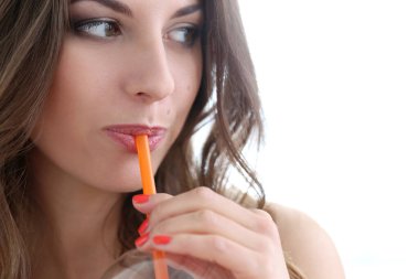 leuke, aantrekkelijke vrouw met jus d'orange