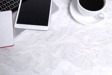 Tablet ve defter içeren dizüstü bilgisayar, alan kavramını kopyala