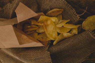 Tahta masada leziz patates cipsi.