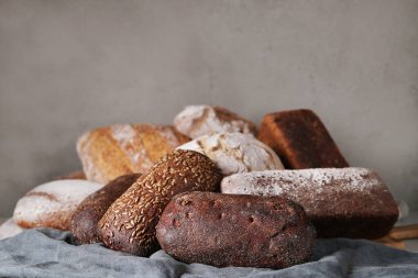 Ekmek somunu masada.