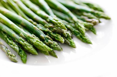 Sebzeler. Masada yeşil kuşkonmaz