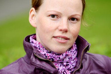 parkta güzel redhaired kız portresi