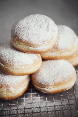 Yiyecekler. Taze pişmiş çörekler masada.