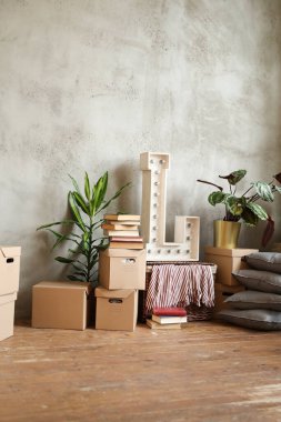 Eve taşınıyorum. Eşyalarla dolu kutular.