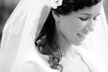 güzel bir buket çiçek ile sonbahar Park mutlu gelin