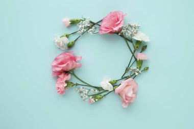 Yumuşak renklerin hoş çiçekleri