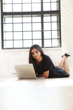 Çalışma, yaşam tarzı. Güzel kız dizüstü bilgisayar ile eğitim