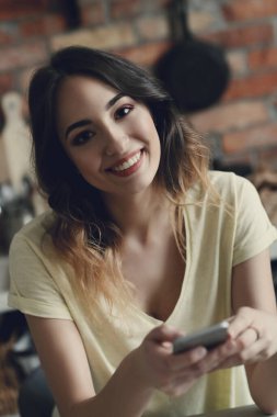 Mutfaktaki güzel kız.