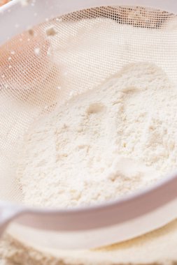 Fırın. Yumurta, ekmek, süzgeç ve un merdanesi.