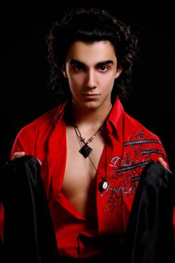 Siyah arka planda izole edilmiş genç ve çekici Latin çocuk.