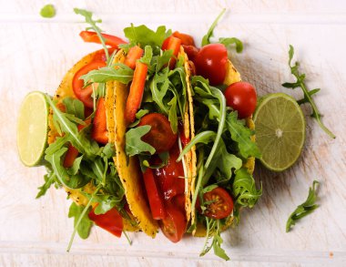 Yiyecekler. Masadaki tako nefis.