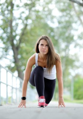 Spor, spor. Kadın sokakta egzersiz yapıyor.