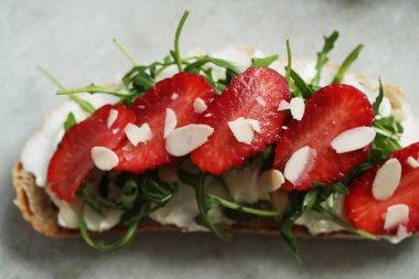 Yiyecekler. Masadaki tatlı sandviç.