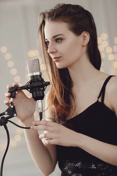 Performance Belle Chanteuse Avec Microphone — Photo
