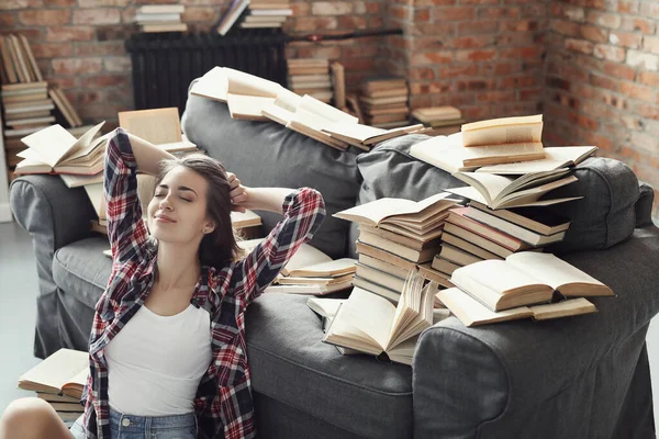 Edukacja Książki Urocza Kobieta Bibliotece — Zdjęcie stockowe