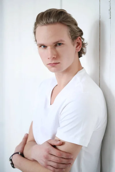 Chico Con Pelo Rubio Camisa Blanca —  Fotos de Stock