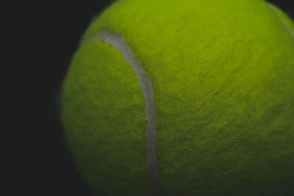 Siyah Arka Planda Tenis Topu — Stok fotoğraf