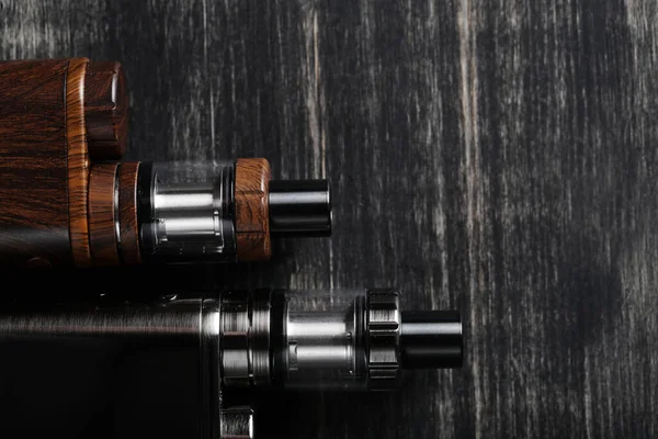 Tahta masada buharlaştırma cihazı var.