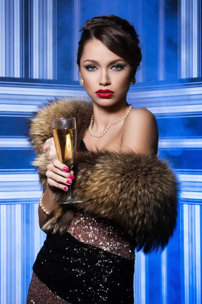 シャンパンのグラスを持つ豪華な女性 — ストック写真