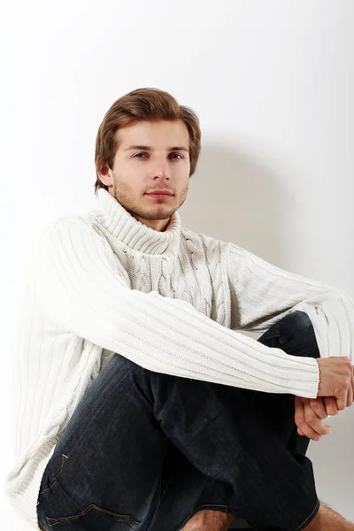 Joven Guapo Posando Estudio —  Fotos de Stock