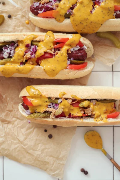 Yiyecekler. Masada nefis bir sosisli.