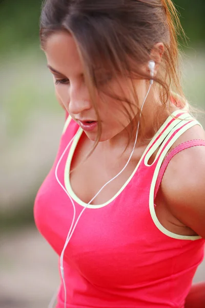 Joven Hermosa Chica Fitness Con Auriculares —  Fotos de Stock