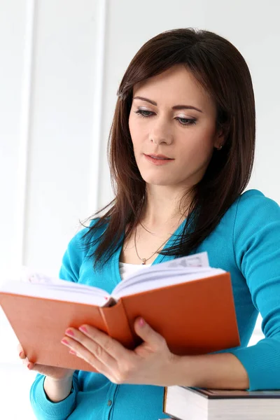 Mulher Bonita Atraente Lendo Livro — Fotografia de Stock