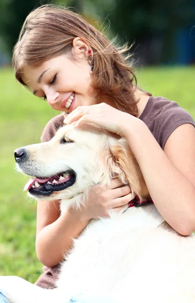 Mulher Brincando Com Seu Cão Livre — Fotografia de Stock