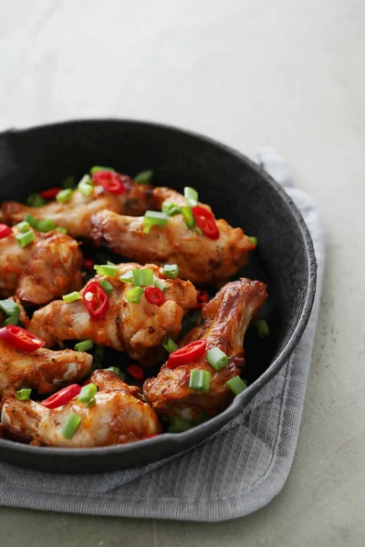 Yemek ve yemek. Kızarmış tavuk bacağı.