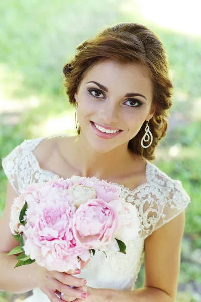 Hermosa Joven Novia Con Ramo Flores Posando Parque — Foto de Stock