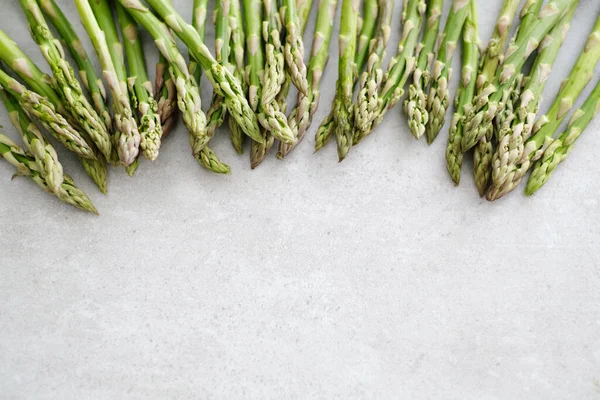 Sebzeler. Masada yeşil kuşkonmaz