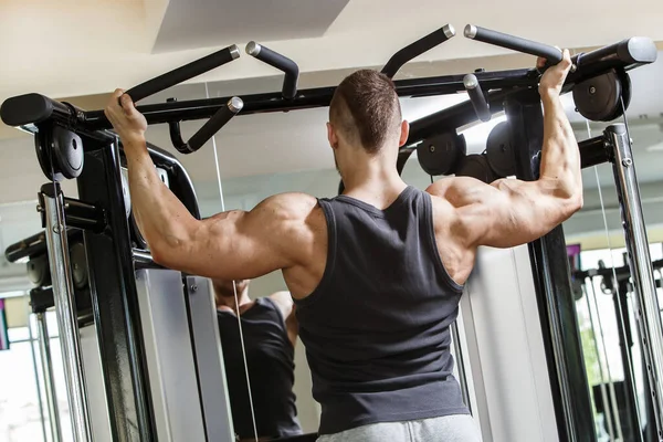 Fitness Musculação Homem Poderoso Durante Treino — Fotografia de Stock