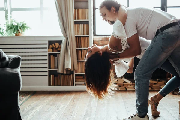 Porträt Eines Schönen Und Liebenswerten Paares Das Sich Hause Entspannt — Stockfoto