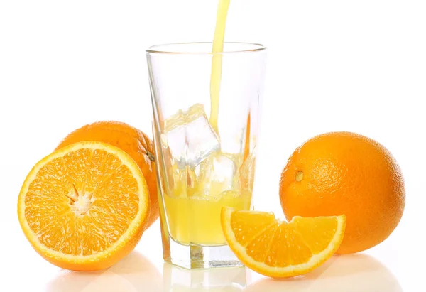 Frisk Och Kall Apelsinjuice Mot Vit Bakgrund — Stockfoto