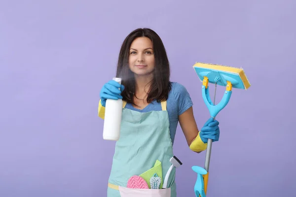 Haushalt Hausmädchen Bei Der Täglichen Arbeit — Stockfoto