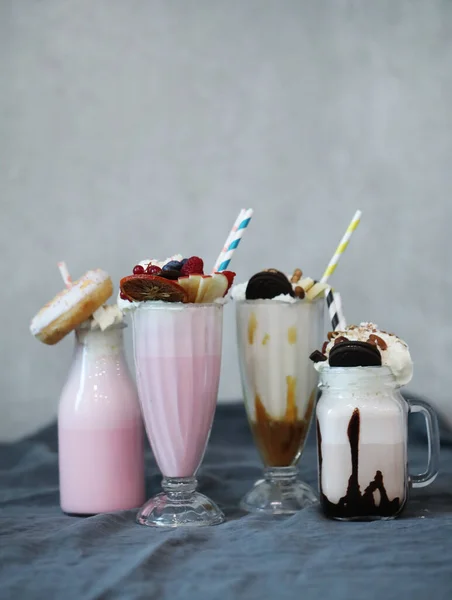 Délicieux Milkshakes Sur Table — Photo