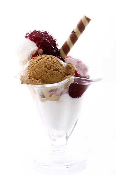 Postre Helado Con Mermelada Frambuesa Sobre Fondo Blanco — Foto de Stock