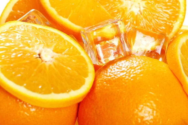 Makro Aus Frischen Saftigen Orangen Mit Eiswürfeln — Stockfoto