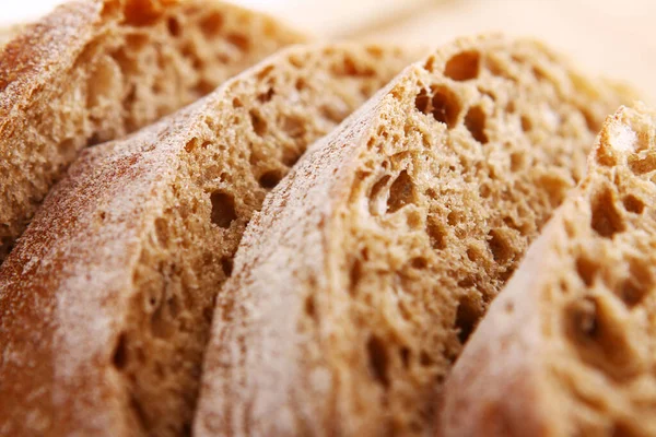 Dilimlenmiş Ekmeğin Doğrama Tahtasına Yakın Çekimi — Stok fotoğraf