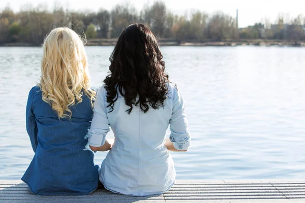 Belle Amiche Che Rilassano Vicino Fiume Estate — Foto Stock