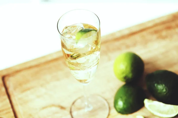 Glas Champagner Auf Dem Tisch — Stockfoto