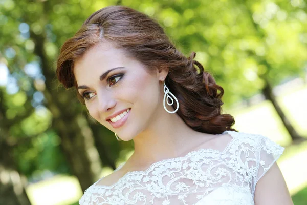 Jovem Noiva Bonita Posando Parque Com Buquê Flores — Fotografia de Stock