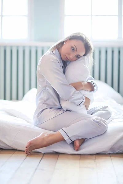 Liburan Pagi Wanita Berbaring Tempat Tidur — Stok Foto